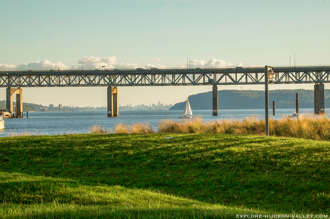 tarrytown-new-york-pierson-park-nyc-skyline-sailboat