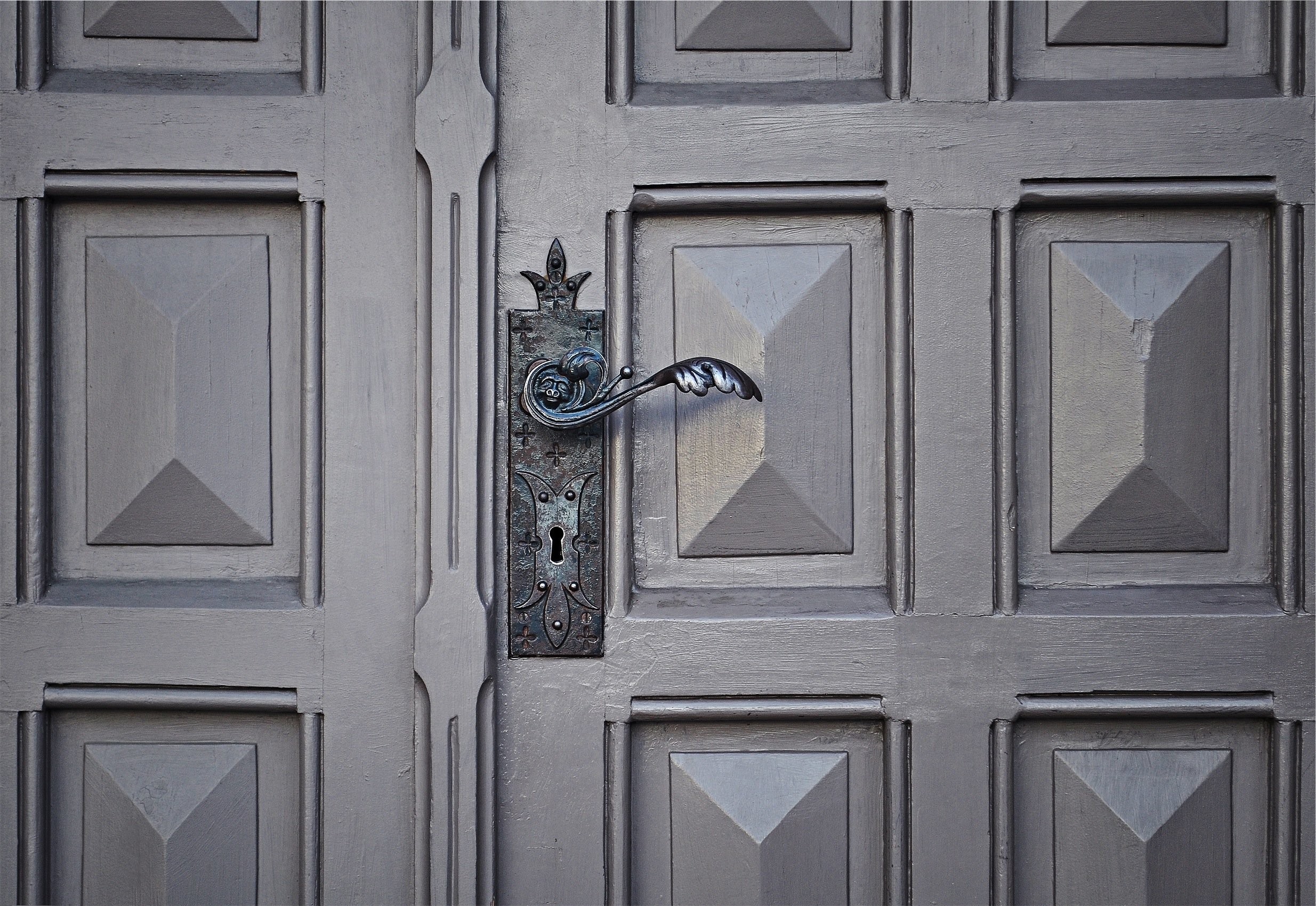 photo of grey door handle_
