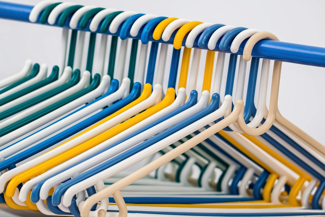 clothes-hangers-g9212654f8_1280