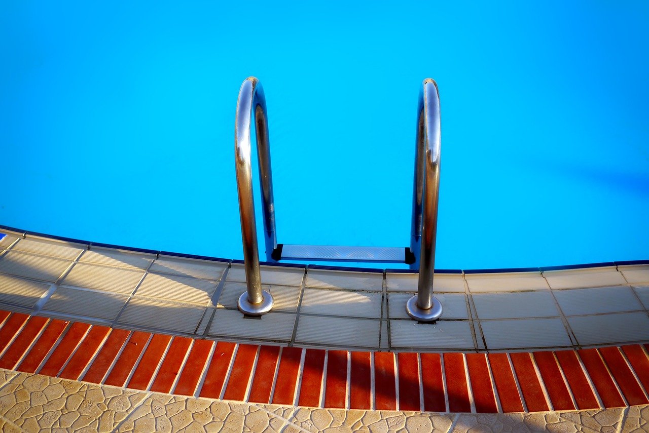 pool-3105790_1280